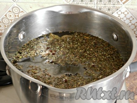 Для приготовления рассола вскипятить воду с прованскими травами, солью и лавровыми листьями. Остудить до комнатной температуры. Свинину вымыть, поместить в рассол, чтобы она полностью находилась в воде. Мясо оставить в рассоле на ночь.
