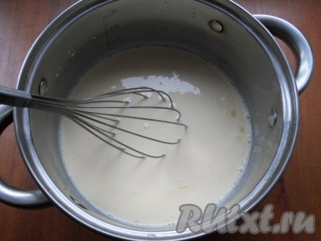 Тщательно венчиком перемешать всю смесь до однородности.