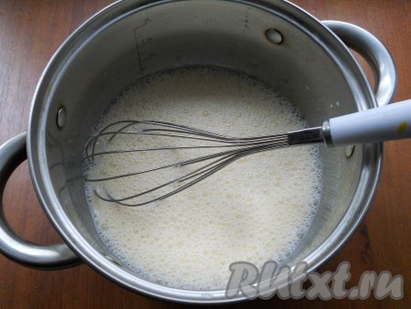 Венчиком все хорошенько взбить.