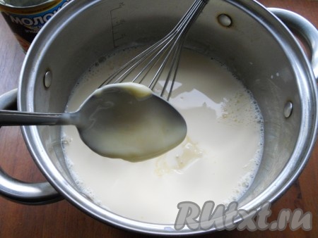 Добавить в яично-молочную смесь сгущенное молоко.
