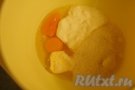 Разместить в миске яйца, сметану, сахар, сливочное масло и все взбить.