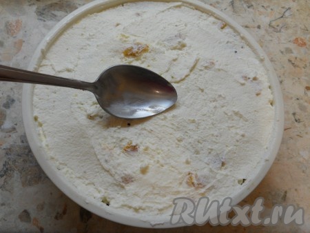 Сверху поместить второй корж. На него выложить слой творожной массы (лучше массу использовать с вишней, у меня была с курагой).
