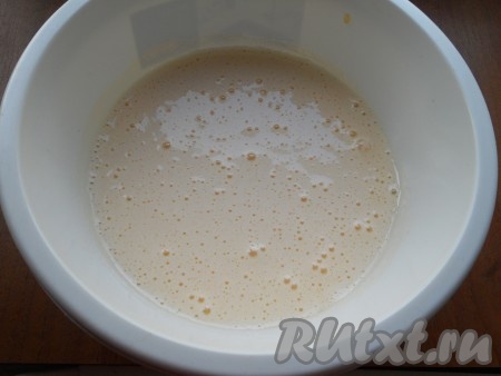 Для приготовления бисквита взбить миксером яйца с сахаром до пышности.
