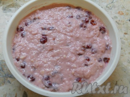 В глубокую ёмкость по диаметру бисквита (для этого лучше использовать разъёмную форму, у меня отлично подошла чаша для варки на пару из мультиварки) поместить первый корж, выложить желеобразную сметанную смесь (которую ставили в холодильник) и разровнять.
