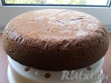 Готовый бисквит остудить на решетке.