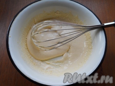 Перемешать яйца с сахаром венчиком и поместить на водяную баню. Постоянно перемешивая, варить яичную массу до загустения (минут 10).
