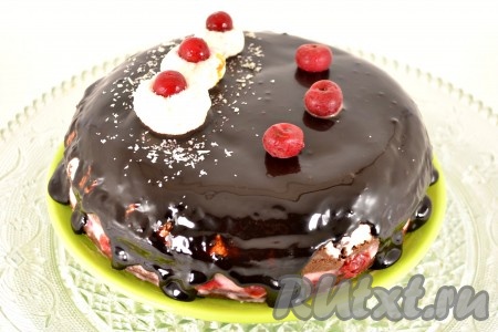 Накрыть третьим коржом, чуть придавить и поместить шоколадный торт с вишней в холодильник на 4-5 часов, после чего вынуть тортик из формы. Приготовить шоколадную глазурь: сахар смешать с какао-порошком, добавить молоко и сливочное масло. Поставить миску на огонь, довести до кипения. Варить глазурь на медленном огне, постоянно помешивая, до загустения (минуты 4). Глазурь остудить до еле теплого состояния и покрыть ею верх торта. Отправить шоколадно-вишнёвый торт со сметанным кремом в холодильник еще на 3-4 часа, после чего украсить на ваше усмотрение.
