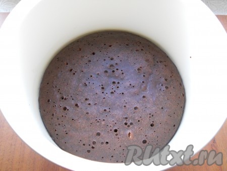 Тесто получится похожим на сметану. Чашу мультиварки смазать любым маслом, дно застелить пергаментом, вылить в неё тесто. Выставить режим "Выпечка" на 50 минут. Если выпекать в духовке, смазать форму для выпечки маслом, дно застелить пергаментом и вылить тесто, выпекать бисквит в разогретой до 180-190 градусов духовке около 40-45 минут.
