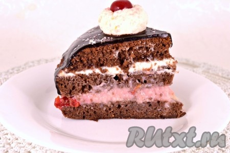 Далее необычайно вкусный, нежный, очень ароматный шоколадно-вишнёвый торт со сметанным кремом нарезать на части и подать к столу. У меня на фото прослойка из сметаны ещё не совсем застыла, не было времени, пришлось разрезать, но это никак не повлияло на вкус торта.
