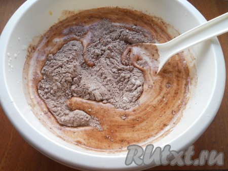 К яичной смеси добавить растительное масло, влить молоко и всыпать сухую мучную смесь. Также добавить ванилин.
