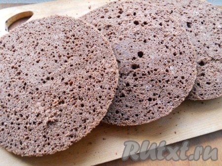 Бисквит разрезать на 3 коржа.
