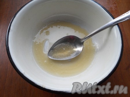 Желатин залить небольшим количеством холодной воды (примерно 70-80 мл), оставить до набухания. После этого растопить желатин на небольшом огне, не доводя до кипения. Остудить.
