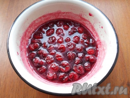 Для приготовления сметанной прослойки вишню разморозить (если замороженная), всыпать 50 грамм сахара, перемешать и оставить на 30 минут. Затем поставить ёмкость с вишней на огонь, варить на медленном огне около 15 минут. Вишню остудить.
