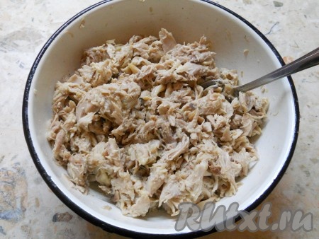Освободить мясо от костей и порвать его руками или нарезать на кусочки.
