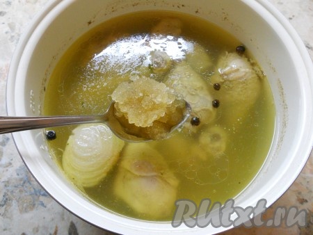 Когда программа варки закончится, сразу же добавить в бульон предварительно замоченный в небольшом количестве (около 100 мл) холодной воды желатин. Бульон аккуратно перемешать, чтобы желатин растворился.&nbsp;
