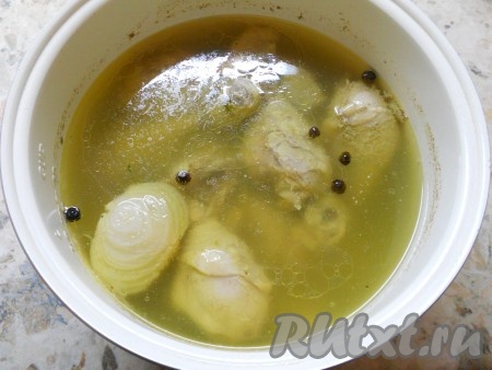 Залить мясо водой (воды нужно столько, чтобы она была на 2-3 пальца выше уровня мяса). Сюда же поместить целую очищенную луковицу. Выставить режим "Холодец" на 4 часа. Через 1-1,5 часа холодец должен уже начать кипение, поэтому нужно убрать пену, бульон посолить по вкусу. За 40 минут до окончания варки, добавить в бульон лавровый лист, перец душистый горошком и целые зубчики чеснока.