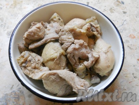 Далее лук выбросить, оставить бульон с мясом в мультиварке с открытой крышкой на 40-50 минут. После этого все мясо вынуть и дать ему остыть. Бульон процедить.