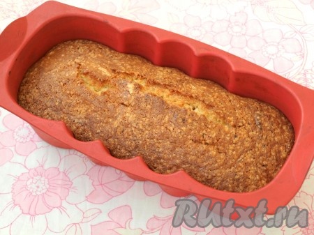 Духовку разогреть до 180 градусов и выпекать кекс 50 минут.
