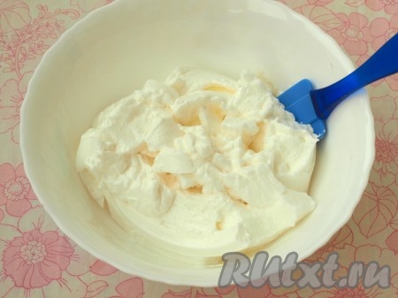 В отдельной миске взбить охлаждённые белки и оставшиеся 50 грамм сахара до пышной пены.
