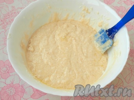 Растопить и остудить сливочное масло. Понемногу добавить его в получившееся тесто, которое по консистенции будет напоминать сметану средней густоты.
