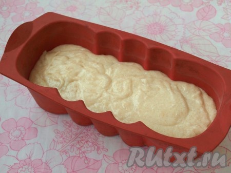 Выложить тесто в форму.
