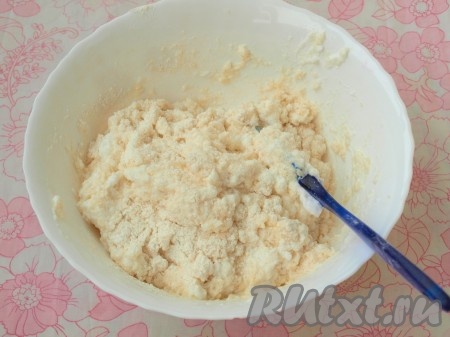 Мучную смесь вводить частями во взбитые белки, перемешивая аккуратно лопаткой по принципу бисквита - методом складывания.
