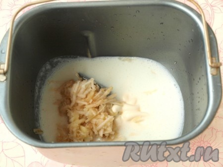 Яблоки, очищенные от кожуры и сердцевины, натереть на тёрке и поместить в контейнер.
