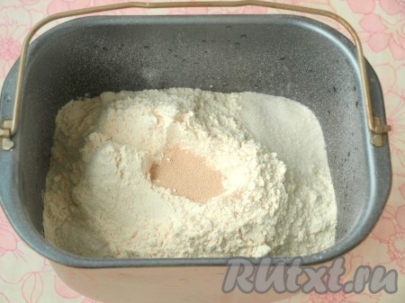 Затем сверху просеять муку, разложить сахар и соль. В центр поместить дрожжи.
