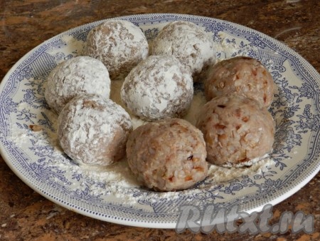 Из получившегося фарша сформировать небольшие тефтели (я сформировала 13 штук). Обвалять тефтели со всех сторон в муке. Набирая фарш столовой ложкой, вы сделаете все тефтели одинакового размера.