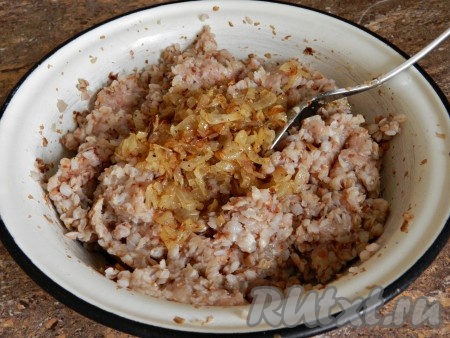 Луковицу очистить, нарезать кубиками и обжарить на растительном масле до золотистого цвета (в течение 4-5 минут), периодически перемешивая, на среднем огне, дать остыть. Остывший лук выложить к фаршу с гречкой, посолить, поперчить, хорошо перемешать, чтобы фарш для тефтелей стал однородным. Если вы не хотите добавлять жареный лук, добавьте сырой, пропустив его через мясорубку вместе с мясом.