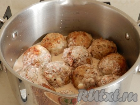 Залить соусом тефтели, поставить на огонь, довести до кипения. Затем уменьшить огонь и тушить тефтели из фарша и гречки в соусе под крышкой в течение 20-25 минут. 2-3 раза тефтели за это время нужно будет перевернуть с одной стороны на другую, чтобы они равномерно протушились.