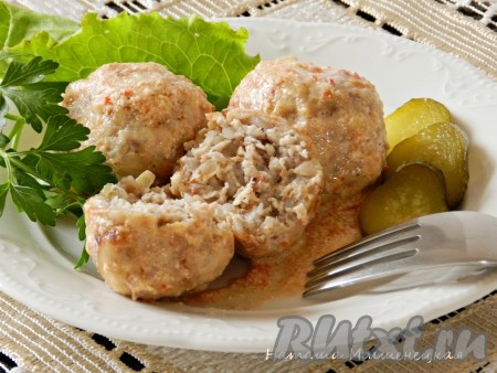 Тефтели из фарша и гречки получаются мягкими, вкусными и очень аппетитными, к столу подаём их с гарниром, поливая соусом, в котором они тушились.&nbsp;Приготовьте тефтели&nbsp;с гречкой вместо риса и они отлично разнообразят ваше меню!&nbsp;