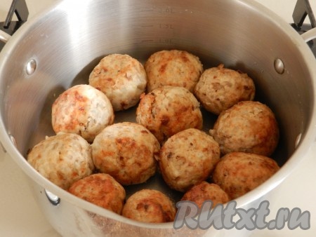 Обжаренные тефтели сложить в кастрюльку с толстым дном.