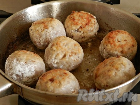 В сковороде разогреть растительное масло и выложить тефтели. Обжарить на среднем огне до лёгкого золотистого цвета с двух сторон.