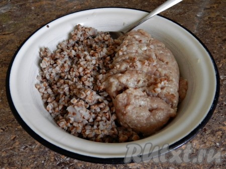 Гречку, если нужно, перебрать. Гречку хорошо промыть водой, затем выложить в кастрюлю с кипящей подсоленной водой, дать закипеть, уменьшить огонь и отварить до готовности (в течение минут 20), затем откинуть на дуршлаг, чтобы слить лишнюю воду, дать остыть. Фарш для тефтелей лучше приготовить самостоятельно, пропустив кусочки мяса (у меня - свинина) через мясорубку. В миске соединить фарш и варёную остывшую гречку.