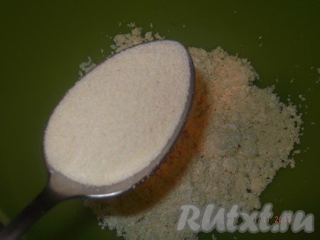 Затем добавляем к творогу манку, перемешиваем и оставляем на час, чтобы манка разбухла.
