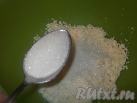 Когда манка набухнет, в смесь творога и манки добавляем измельченную тыкву, хорошо перемешиваем.&nbsp;Затем насыпаем сахар и ванильный сахар, ещё раз перемешиваем.