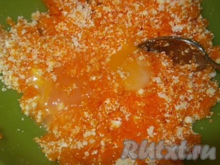 Затем добавляем яйцо, перемешиваем.
