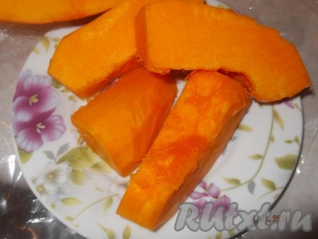 За это время очищаем тыкву от кожуры и режем на куски.