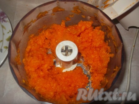 Очищенную тыкву измельчаем в блендере.
