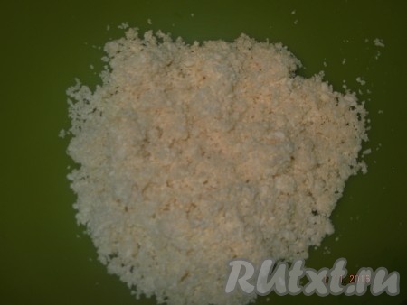 Насыпаем творог в миску и хорошо разминаем вилкой.