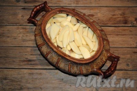 Очищенный картофель нарезать дольками, посолить и выложить на обжаренные кусочки гуся.&nbsp;
