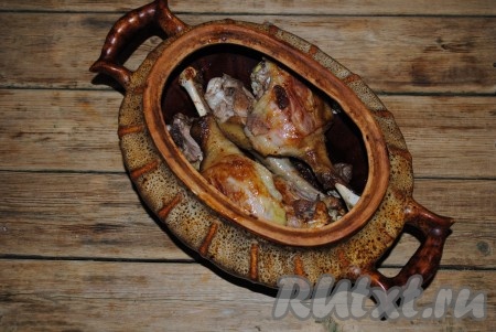 Гуся, нарезанного на порционные кусочки, вымыть и обсушить бумажным полотенцем. Выложить кусочки мяса на разогретую с растительным маслом сковороду и обжарить до золотистого цвета с двух сторон (примерно минут по 7-10 с каждой стороны). Посолить и поперчить по вкусу. Обжаренное мясо переложить в жаропрочный горшочек.
