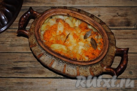 По истечении времени блюдо нужно проверить на готовность, если мясо мягкое, то жаркое из гуся готово, можно доставать из духовки и подавать на стол. 