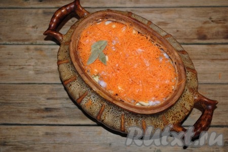 Очищенный лук нарезать кубиками и выложить на картошку. Очищенную морковь натереть на тёрке и разложить поверх лука. Добавить лавровый лист, влить бульон (или воду). Накрыть горшочек крышкой и поставить в разогретую до 180 градусов духовку на 1 час.&nbsp;
