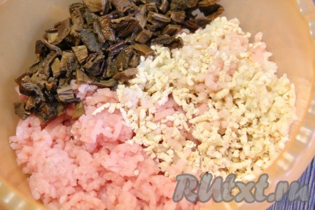 Хлеб, чеснок и лук пропустить через мясорубку и добавить вместе с грибами в куриный фарш.
