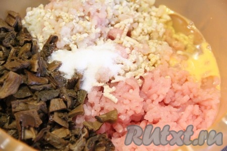 Затем добавить яйцо, соль и специи. 