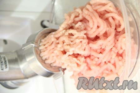 Я готовила куриные котлеты с сушёными грибами. Сушеные грибы нужно выложить в дуршлаг, промыть под проточной водой, а затем отварить в течение 20 минут. Если вы готовите с лесными свежими грибами, то их нужно перебрать, вымыть, а затем отварить в течение 20 минут. Сваренные грибы нужно откинуть на дуршлаг, чтобы удалить лишнюю жидкость. Если готовите с шампиньонами, то их, нарезав на пластины, можно обжарить в течение 5-7 минут (до испарения жидкости) на растительном масле.&nbsp;Куриное филе (или филе индейки) пропустить через мясорубку.