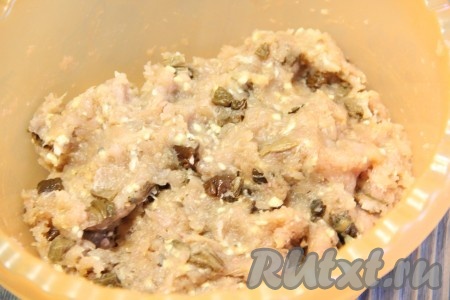  Хорошо вымесить фарш и оставить его отдохнуть на 20 минут.

