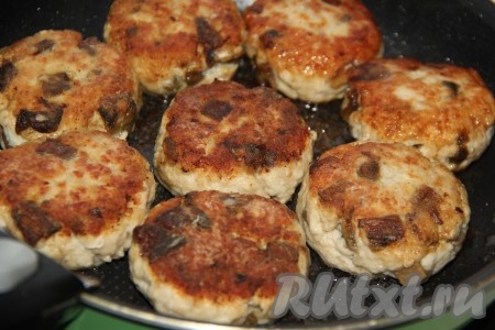 На среднем огне обжарить котлеты с двух сторон до золотистой корочки. Затем убавить огонь до минимума и потомить котлеты под крышкой в течение 15 минут.
